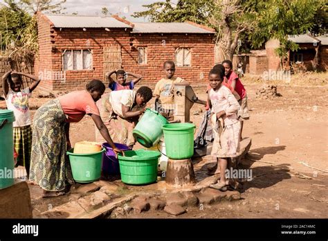 Women bringing water, Kasinje, Central Region, Malawi Stock Photo - Alamy