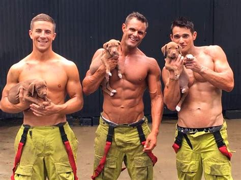 Bomberos posan con animales rescatados y la causa nos encanta | Actitudfem