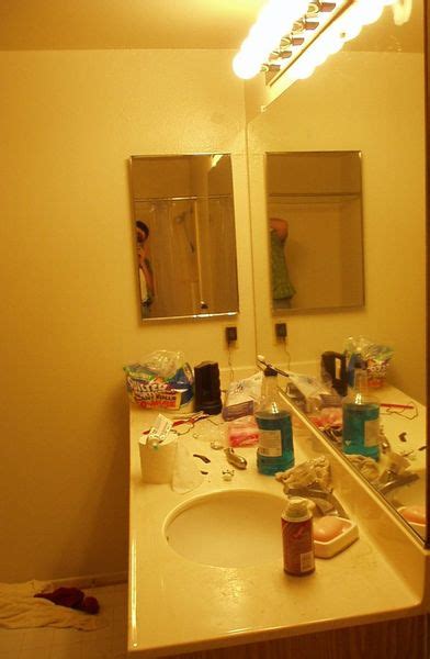 Image directory - 10-kris-messy-bathroom.jpg