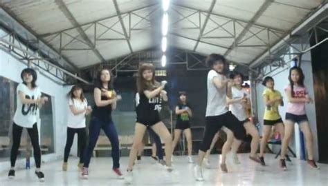 Chân dài nhảy Gangnam Style trong phòng ngủ