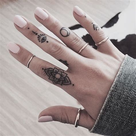 Pinterest: •Linell• | Blumen tattoo arm, Fingertätowierungen, Kleine tattoo ideen