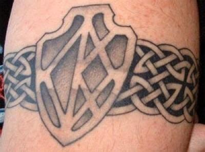 Celtic Shield Tattoo http://ibytemedia.com/armband-tattoos-wrapped-up/ | Tatu