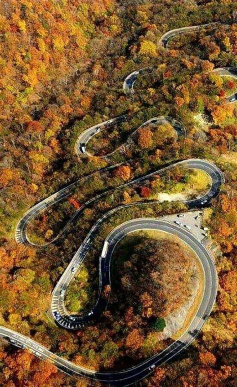 Tail of the Dragon 11 miles 318 curves. Amazing motorcycle adventure in North Carolina. : r/pics