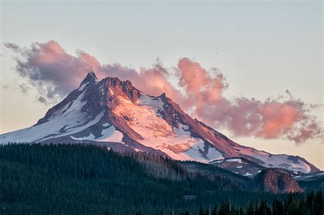 Mount Jefferson, Oregon during a sunset. [OC] [2000x1333] : EarthPorn