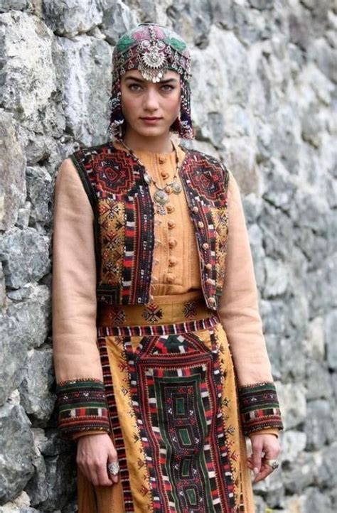 Baloch Dress in Ertgrul | Turkish clothing, Turkish fashion, Fashion