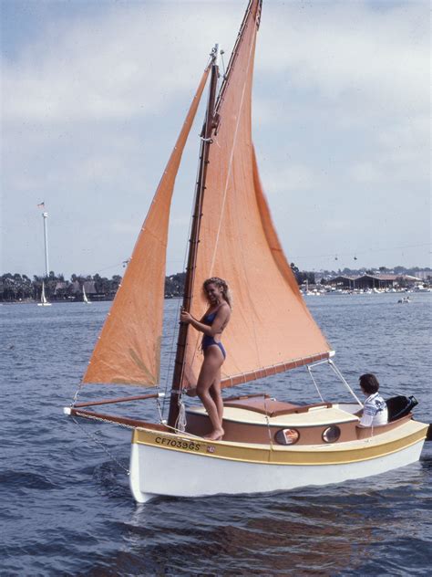 Seat Boat: Micro cruising sailboat plans