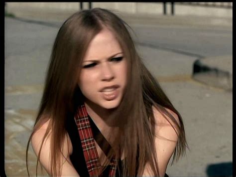 Avril Lavigne- 'Complicated' MV screencaps [HQ] - Music Image (19849847) - Fanpop