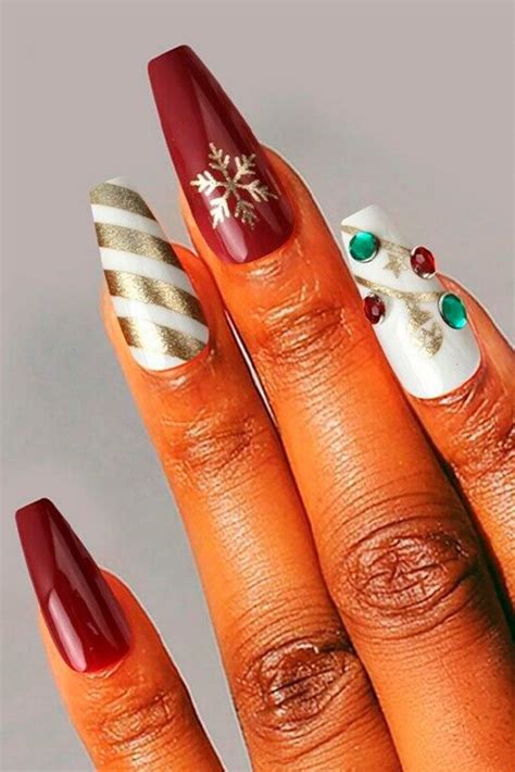 19 Creative Christmas Nail Art Ideas for 2023 - thepinkgoose.com