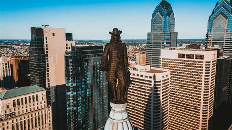 Bronze statue of founder of city on top of building · Free Stock Photo