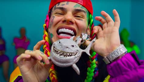 Tekashi 6ix9ine's Massive Shark Chain Is Trending On Twitter, Here's ...