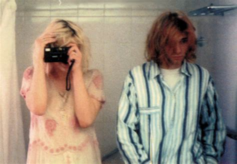 Rare Vintage Photos Of Kurt Cobain & Courtney Love On Their Wedding Day In Hawaii - Art-Sheep