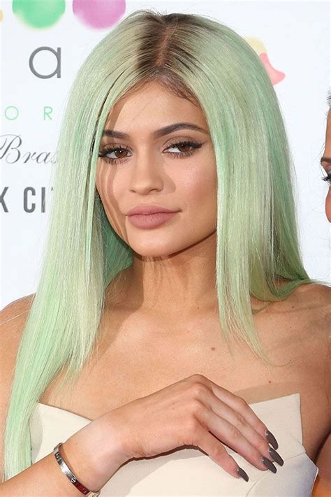 Kylie Jenner Debuts New Mint Green Hair At NYFW | Green hair, Mint ...