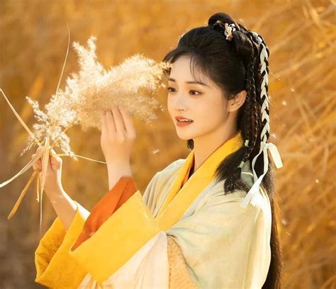 Zhou Jieqiong wears Hanfu and wears a girdle: She looks like the heroine of Jianghu martial arts ...