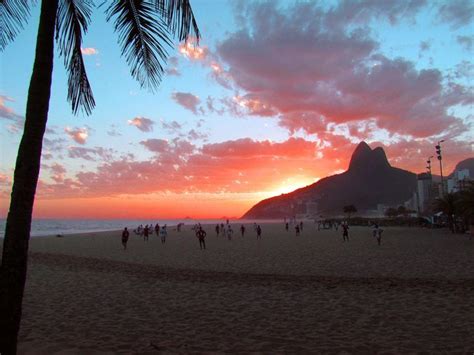 Mais um lindo entardecer na praia de Ipanema - Rio de Janeiro - Brasil ...