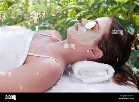 Cucumber slices on a woman's eyes Stock Photo - Alamy