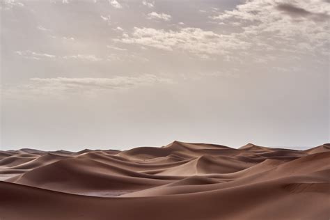 braune Wüste unter weißen Wolken 사진 – Unsplash의 무료 자연 이미지