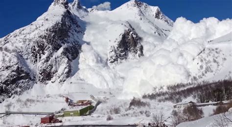 Avalanches: Basic Safety Tips for Beginners | GearJunkie