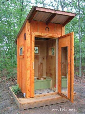 19 Practical Outhouse Plans for Your Off-Grid Homestead | Outdoor toilet, Outdoor bathrooms ...