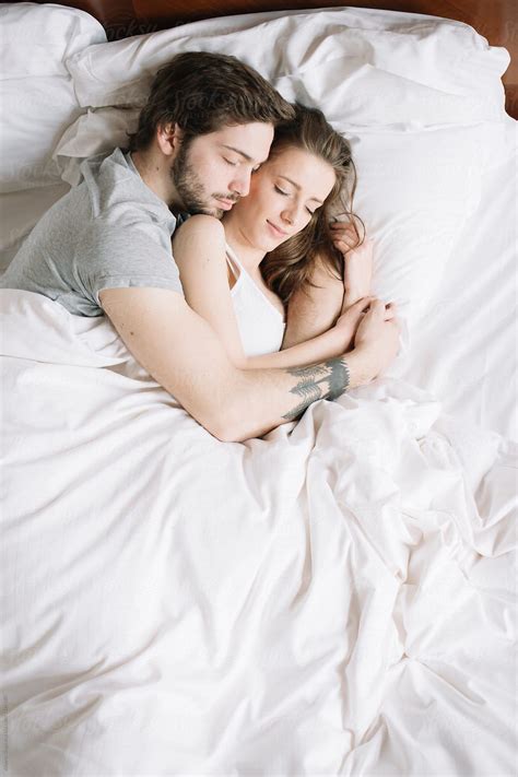 Afbeeldingsresultaat voor hug couple | Couple sleeping, Romantic couples in bed, Couple cuddle ...