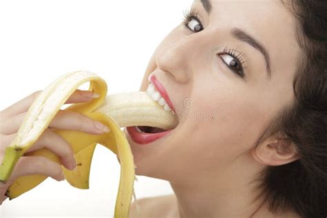 Mujer Hermosa Joven Que Come El Plátano En El Fondo Blanco Imagen de archivo - Imagen de ...