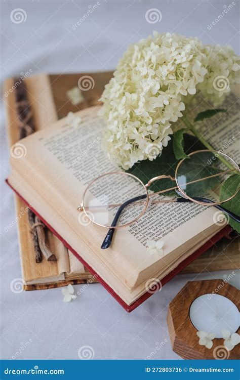 Libro Abierto Con Flores De Hidrangea Y Gafas En Cama Blanca Foto de ...