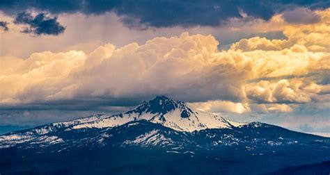 Hike Black Butte Near Bend, Oregon - It Started Outdoors