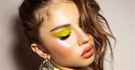 Green Highlighter Is The Beauty Risk You Need To Try Right Now