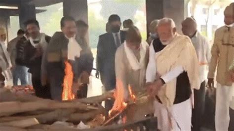 PM Modi's mother, Heeraben, cremated in Gandhinagar | Top updates ...