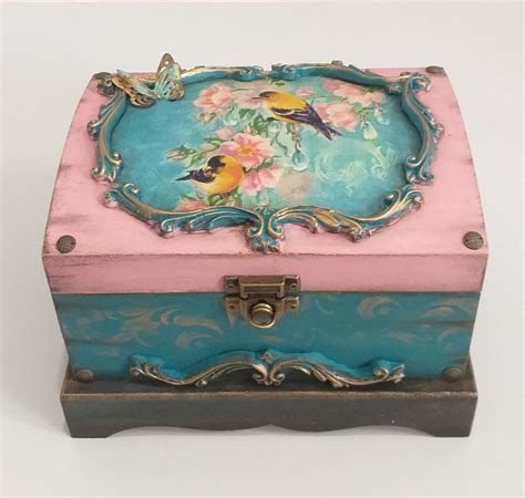 Baú Creative Crafts, Diy And Crafts, Funky Painted Furniture, Jewelry Box Diy, Shabby Chic ...