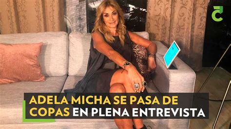 Adela Micha se pasa de copas en plena entrevista