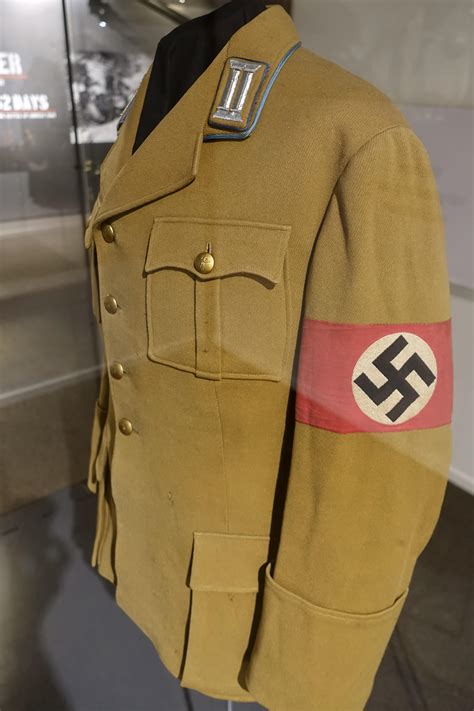 Did the yellow/tan nazi uniforms signify something? : r/ww2