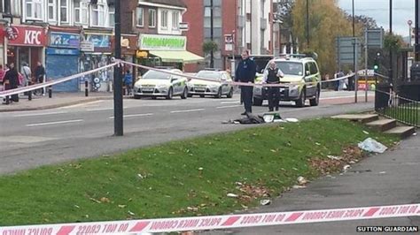 Teenager stabbed on bus in Sutton - BBC News