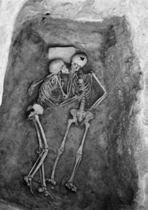 Couple is buried alive - 2,800 years later they're dug up and ...