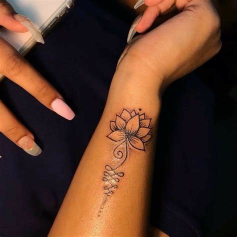 40 Cutest Wrist Tattoos for Women in 2023 - PROJAQK | Side wrist ...