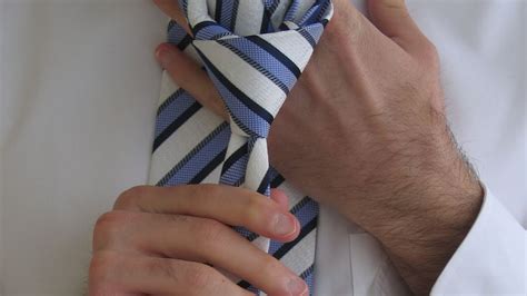 Windsor Knot: A Must in Men Fashion [History & How To]