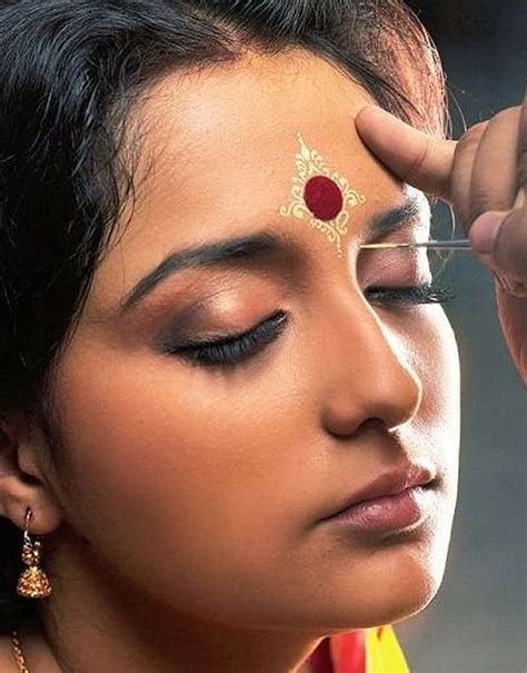 11 Gorgeous New Bindi Designs To Doll Up | Bridal Bindi Designs - Bewakoof Blog