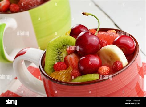 Fruit salad cups Banque de photographies et d’images à haute résolution - Alamy