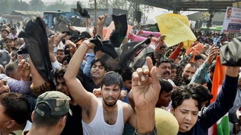 Demonetization: Protest at Arvind Kejriwal's rally at Azadpur Mandi