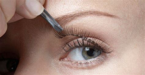 How To Apply False Eyelashes For A Natural Look | HuffPost Canada