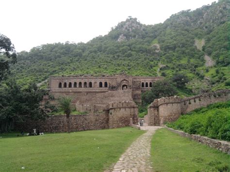 File:Remains of Bhangarh Fort.jpg - Wikimedia Commons