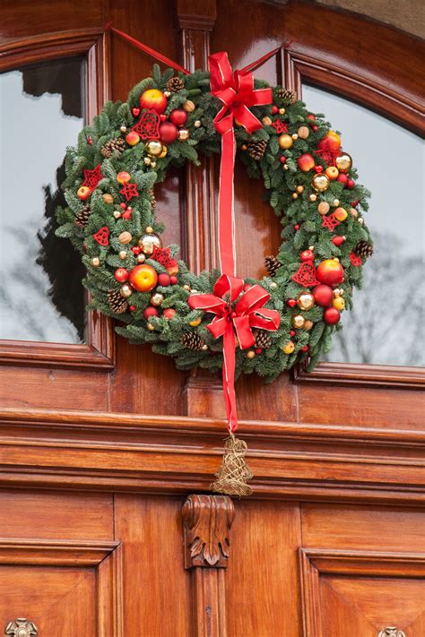 Fotos gratis : flor, decoración, rojo, Navidad, puerta, guirnalda, ornamento, Decoración ...