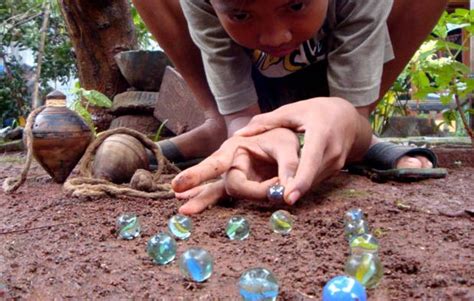 Inilah 11 Mainan Tradisional yang Hampir Tak Pernah Dimainkan Anak Zaman Sekarang. Mana yang ...