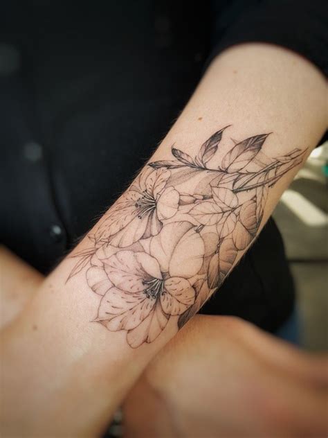 Flower tattoo | Tatoeage, Instagram, Naalden