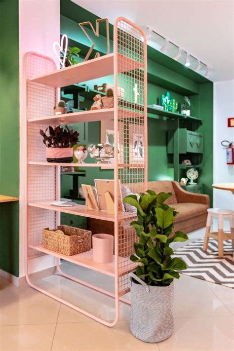 Antes e depois: soluções baratas e cores alegres transformam escritório | House design, House ...