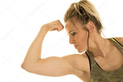 Mujer fuerte con bíceps en músculos flexibles tanque: fotografía de ...