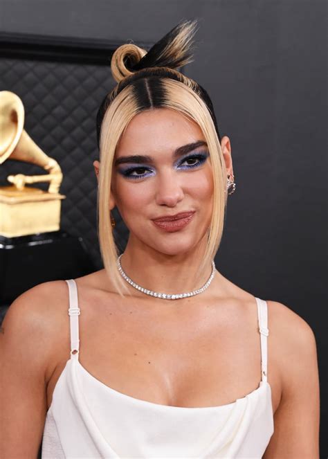 Dua Lipa S Sky Blue Eye Shadow At The 2020 Grammys The Most Daring ...