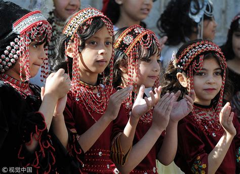 Yemeni girls hold fashion show to call for an end to the country's civil war - CGTN