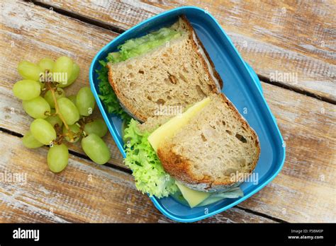 Gesunde Lunch-Box mit Bauernbrot Sandwiches mit Salat, Käse und Trauben Stockfotografie - Alamy