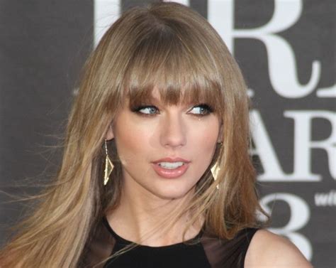 Taylor Swift glams up the red carpet at the 2013 BRIT Awards | Celebrities, Taylor swift ...
