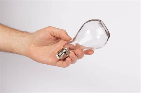 Light bulb in hand - Creative Commons Bilder